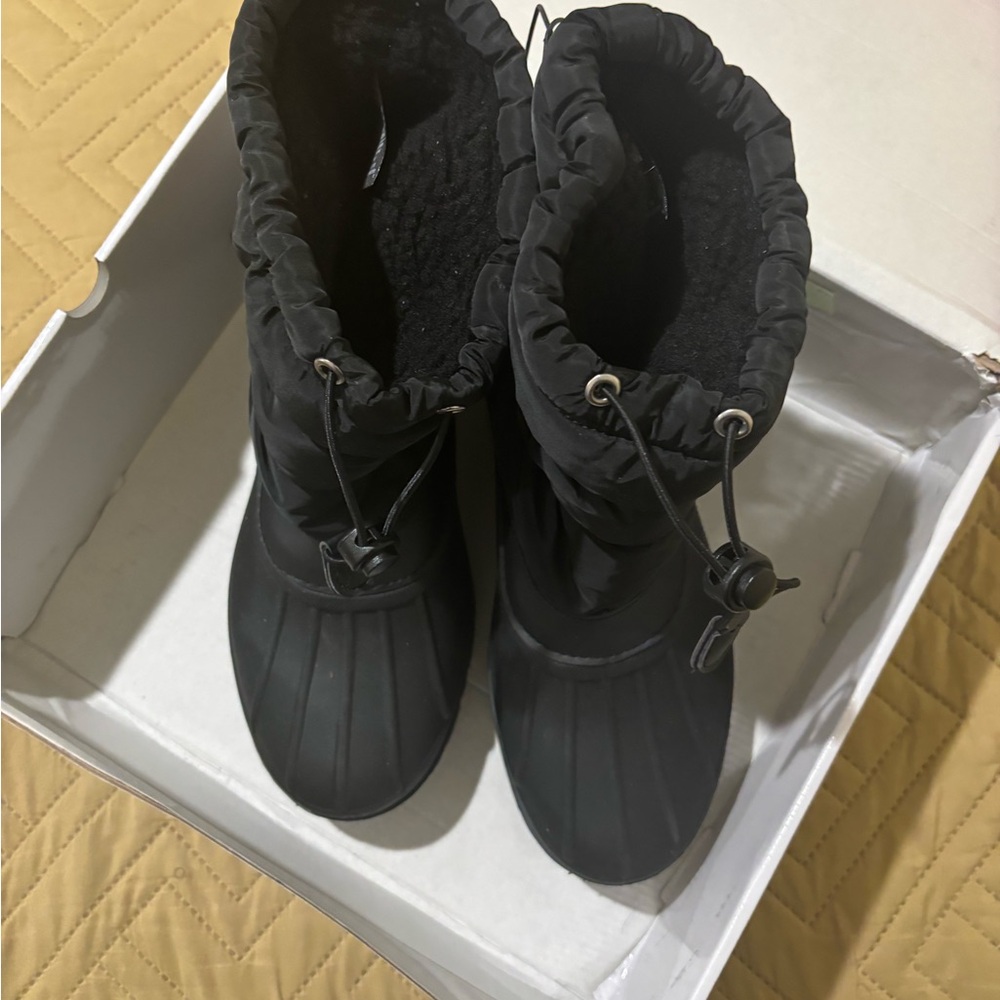 Chooka Nylon Puffer Snow Boots in black Women’s Size 9
